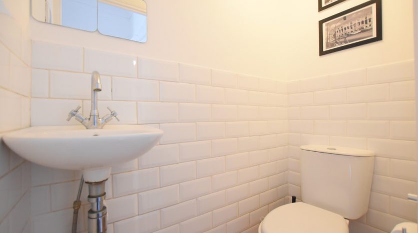4 Bedroom  To Rent in Queenborough Gardens, Ilford, IG2 
