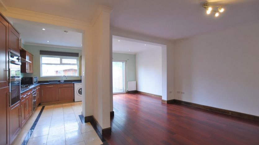 4 Bedroom  To Rent in Queenborough Gardens, Ilford, IG2 