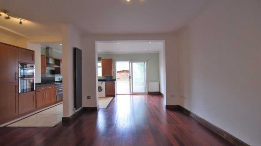 4 Bedroom  To Rent in Queenborough Gardens, Ilford, IG2 