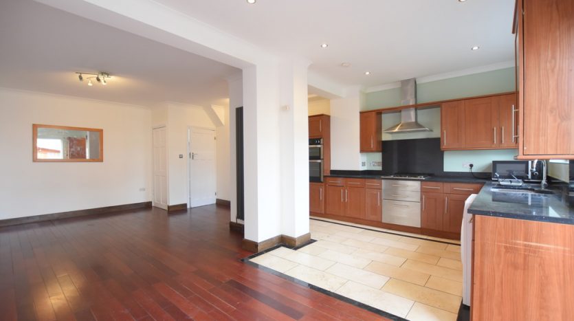 4 Bedroom  To Rent in Queenborough Gardens, Ilford, IG2 