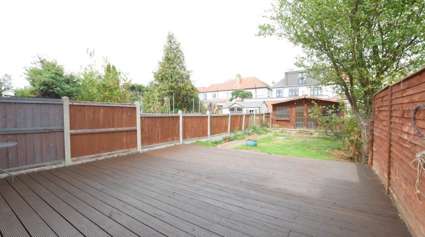 4 Bedroom  To Rent in Queenborough Gardens, Ilford, IG2 