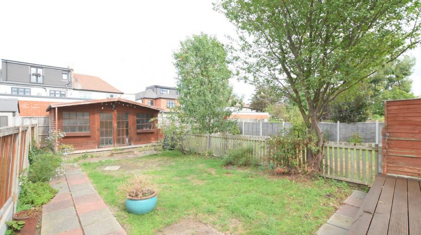 4 Bedroom  To Rent in Queenborough Gardens, Ilford, IG2 
