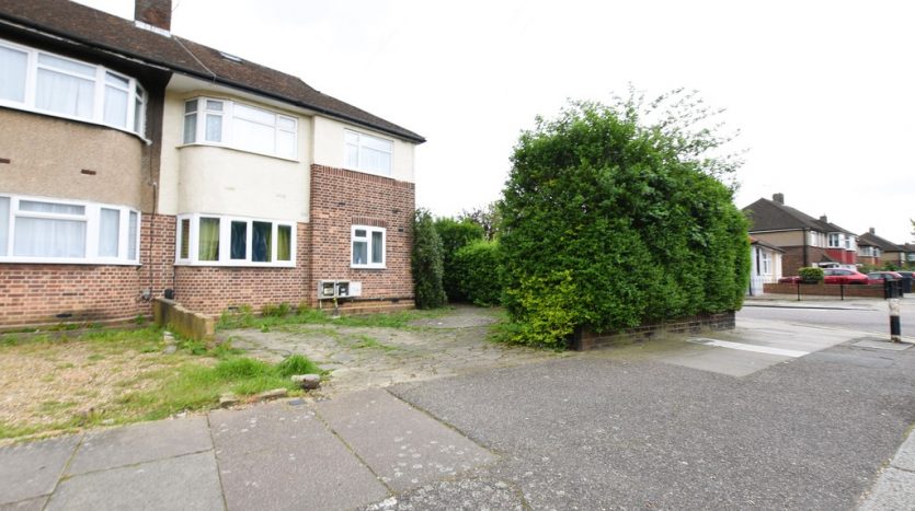 2 Bedroom  For Sale in Lancelot Road, Hainault, IG6 