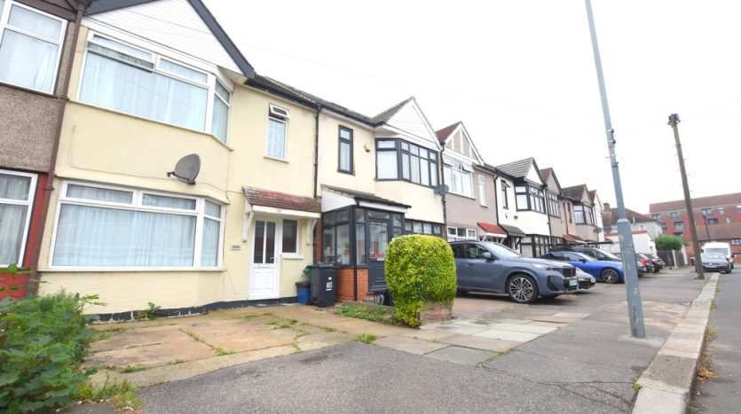 3 Bedroom  To Rent in Trelawney Road, Hainault, IG6 