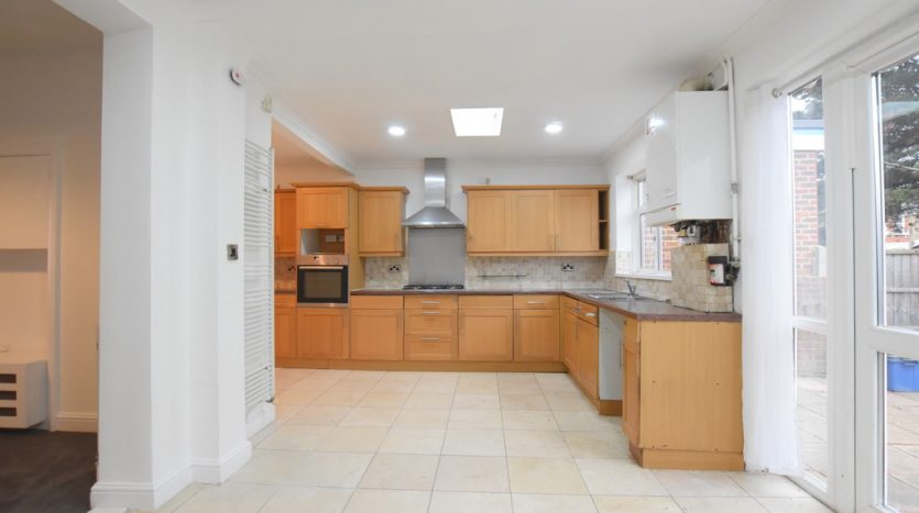 4 Bedroom  To Rent in Coventry Road, Ilford, IG1 