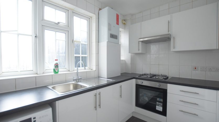 2 Bedroom  To Rent in High Street, Ilford, IG6 