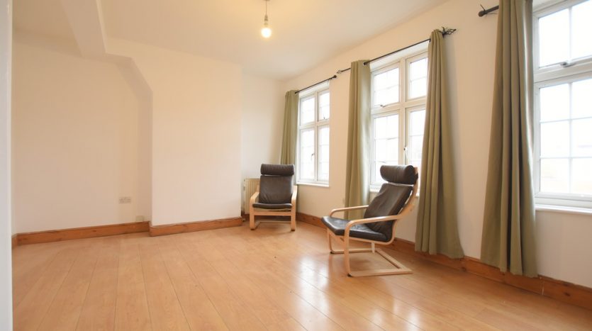 2 Bedroom  To Rent in High Street, Ilford, IG6 