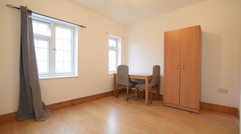 2 Bedroom  To Rent in High Street, Ilford, IG6 