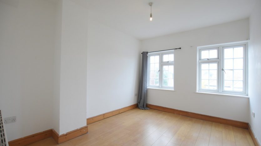 2 Bedroom  To Rent in High Street, Ilford, IG6 