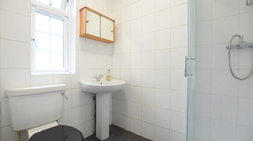 2 Bedroom  To Rent in High Street, Ilford, IG6 