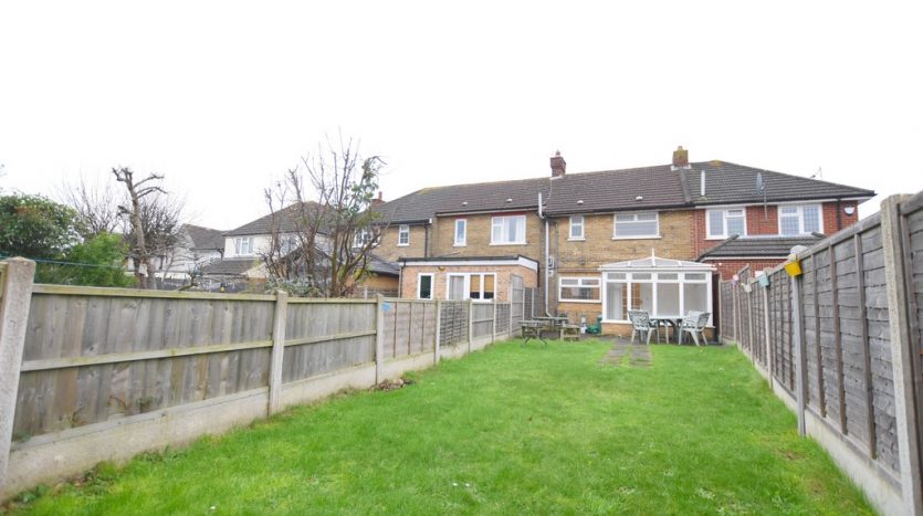 3 Bedroom  To Rent in Tomswood Hill, Barkingside, IG6 