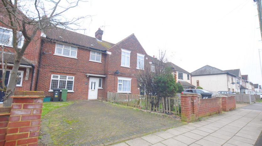 3 Bedroom  To Rent in Tomswood Hill, Barkingside, IG6 