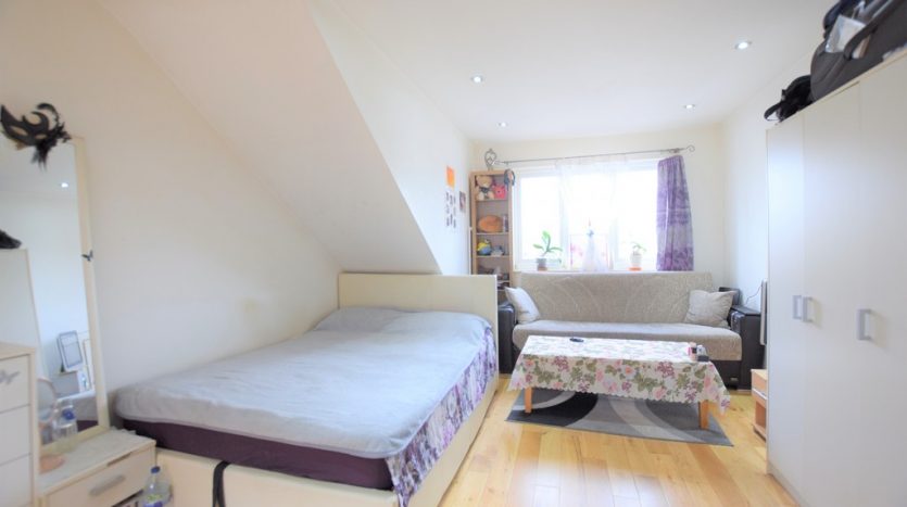 1 Bedroom  To Rent in Eastern Avenue, Newbury Park, IG2 