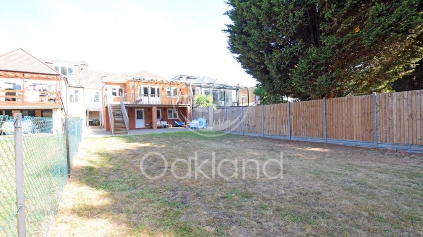 5 Bedroom  To Rent in Eastern Avenue, Essex, IG2 