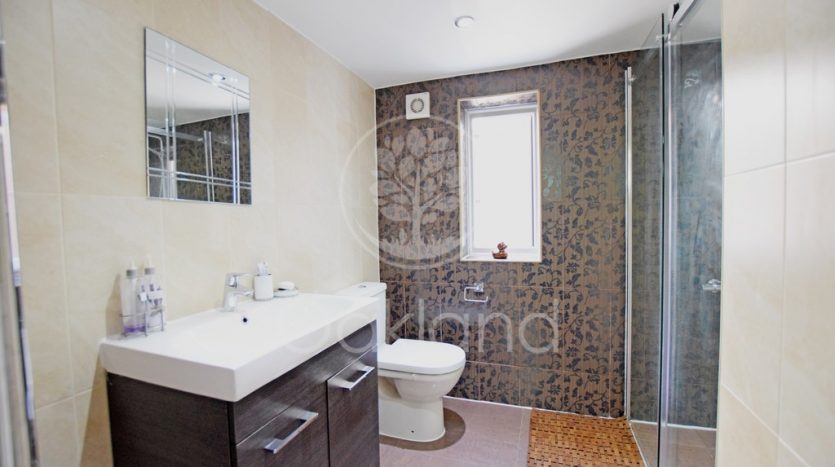 5 Bedroom  To Rent in Eastern Avenue, Essex, IG2 