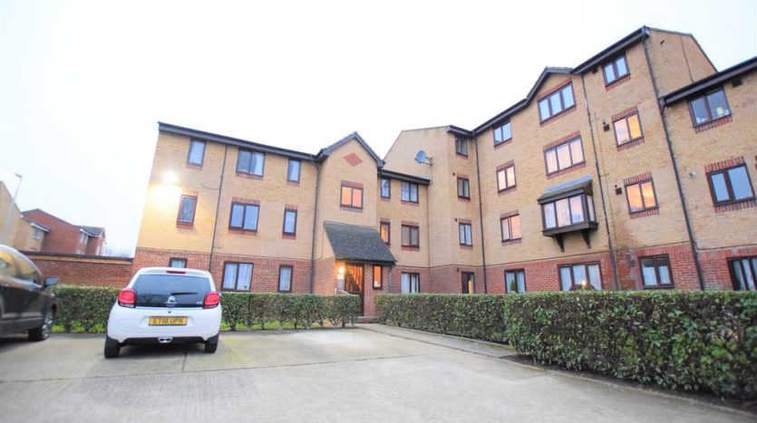 1 Bedroom  To Rent in Plumtree Close, Dagenham, RM10