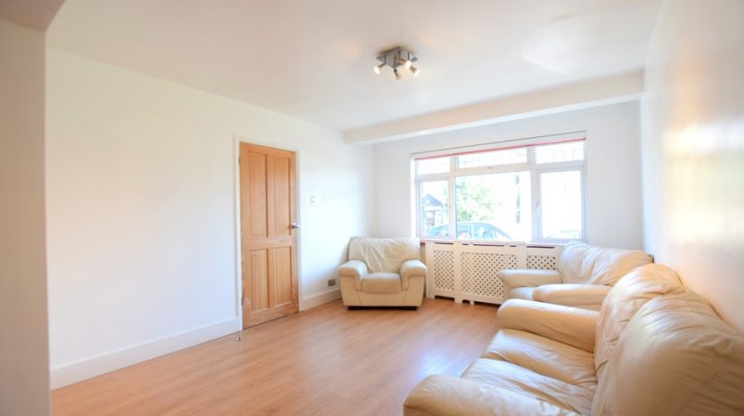 3 Bedroom  To Rent in Jefferson Close, Ilford, IG2 