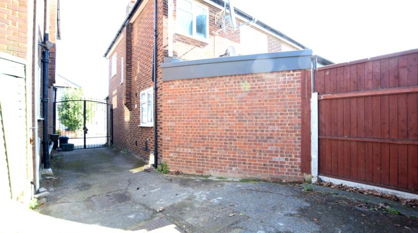 3 Bedroom  To Rent in Jefferson Close, Ilford, IG2 