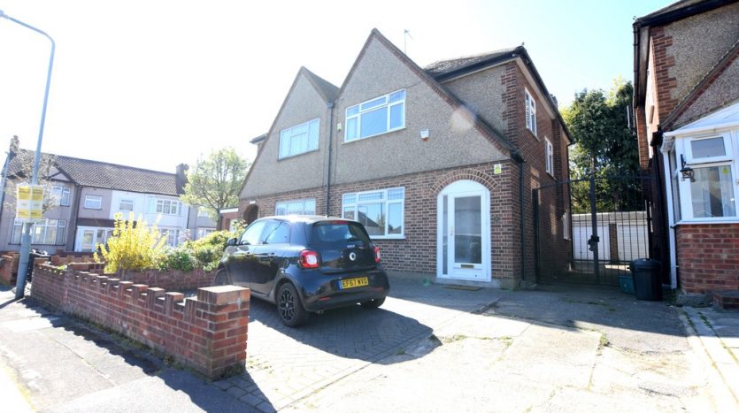3 Bedroom  To Rent in Jefferson Close, Ilford, IG2 