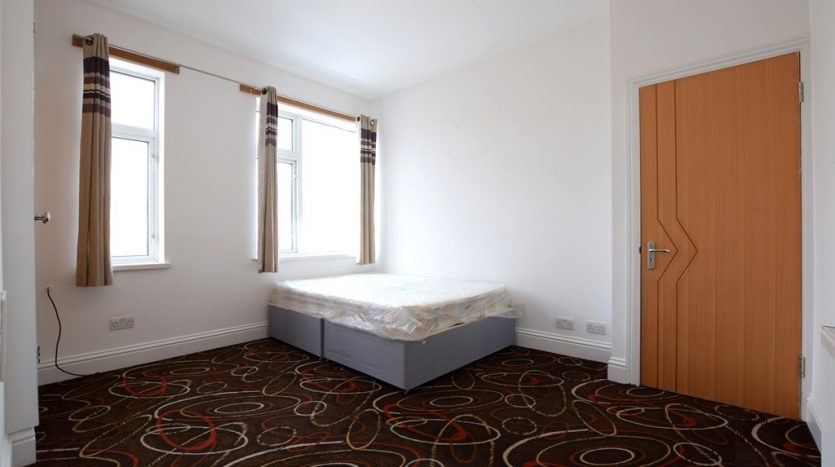 2 Bedroom  To Rent in Eastern Avenue, Ilford, IG2 