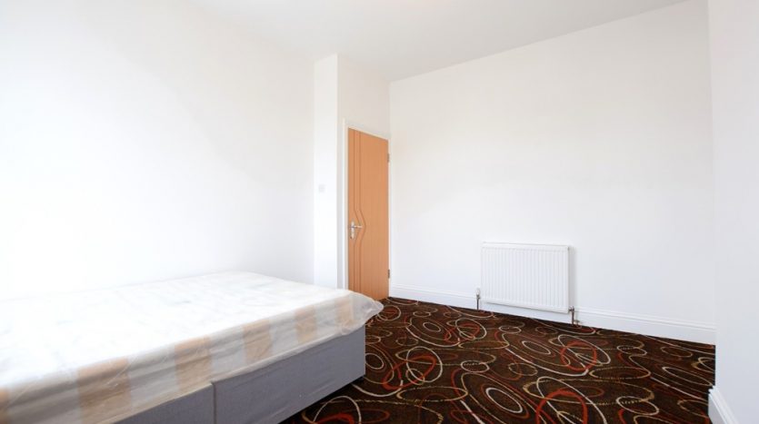 2 Bedroom  To Rent in Eastern Avenue, Ilford, IG2 