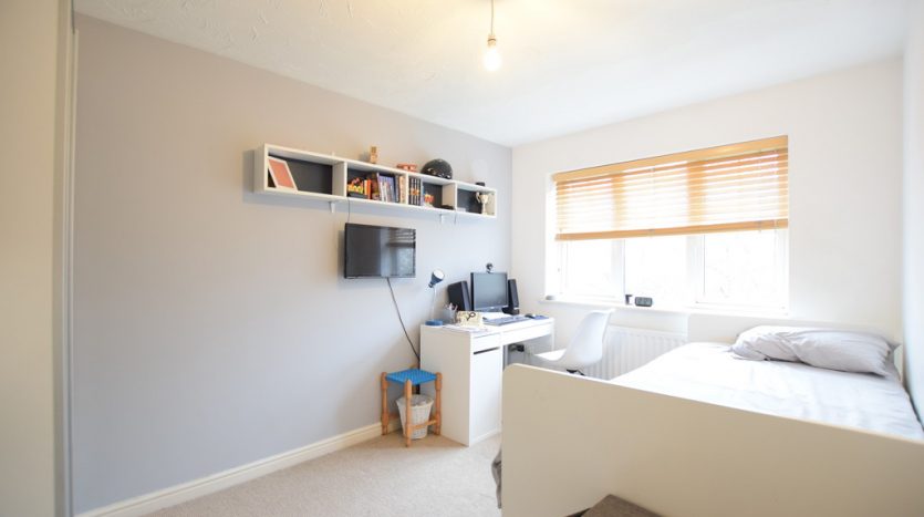 3 Bedroom  To Rent in Heathside Close, Newbury Park, IG2 