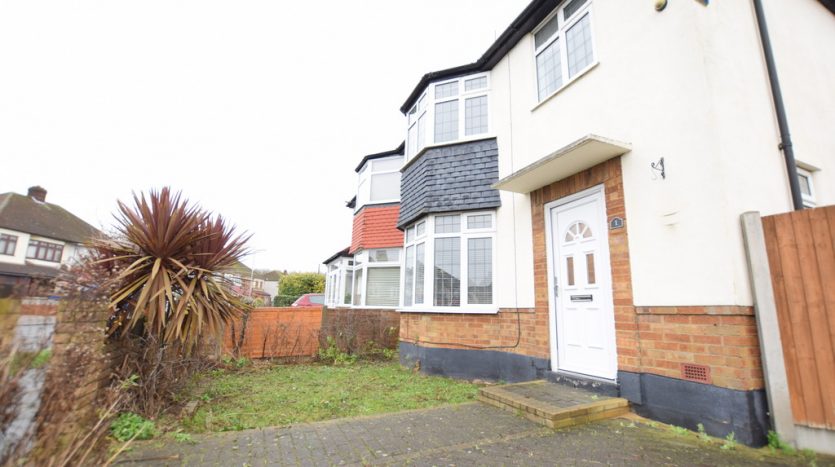 3 Bedroom  To Rent in Naseby Road, Barkingside, IG5 