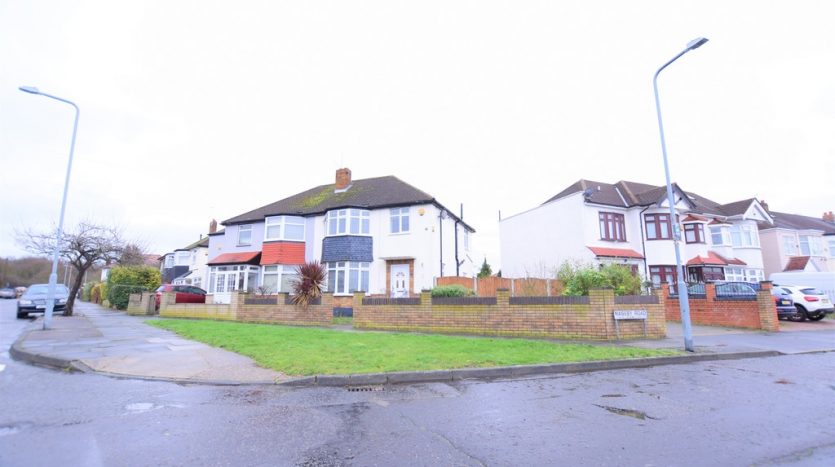 3 Bedroom  To Rent in Naseby Road, Barkingside, IG5 