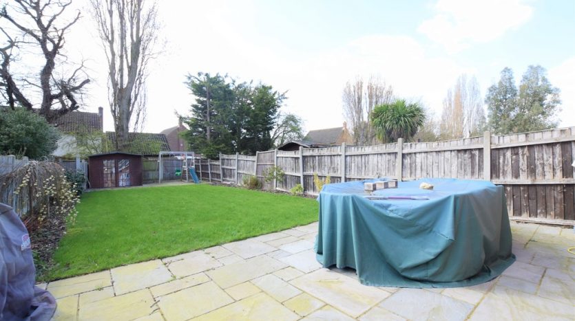 4 Bedroom Detached House To Rent in Chalgrove Crescent, Clayhall, IG5 