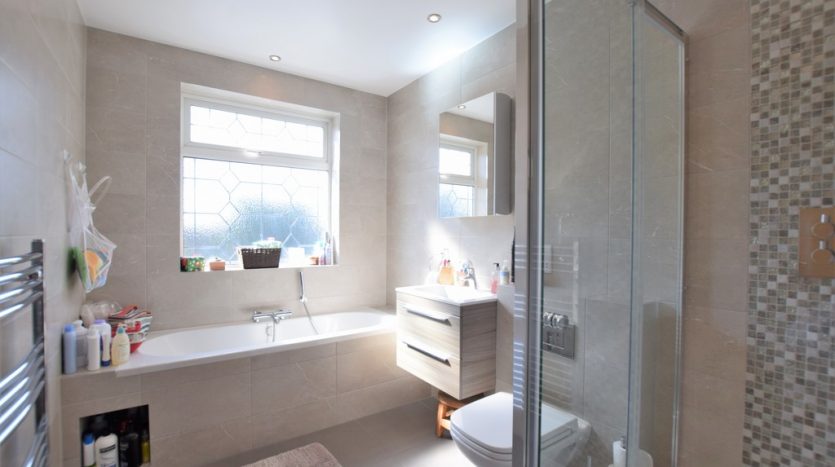 4 Bedroom Detached House To Rent in Chalgrove Crescent, Clayhall, IG5 