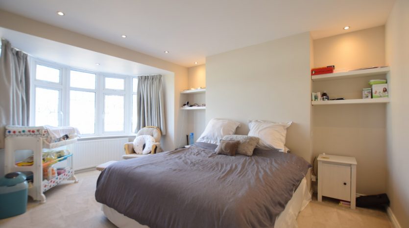 4 Bedroom Detached House To Rent in Chalgrove Crescent, Clayhall, IG5 