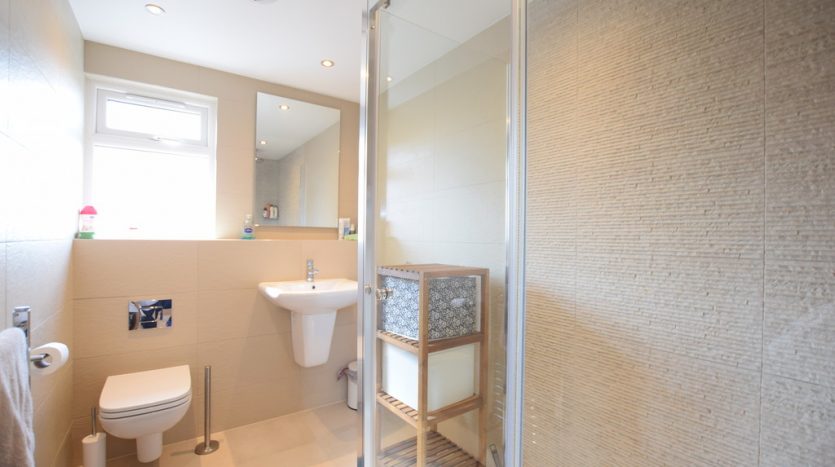 4 Bedroom Detached House To Rent in Chalgrove Crescent, Clayhall, IG5 