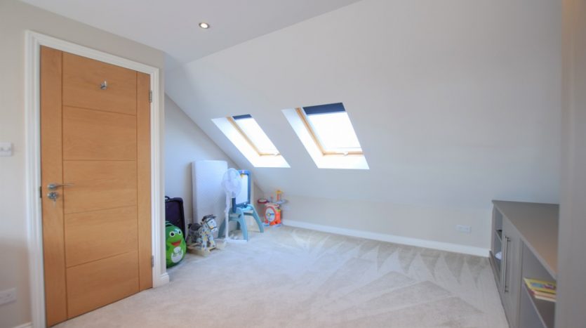 4 Bedroom Detached House To Rent in Chalgrove Crescent, Clayhall, IG5 