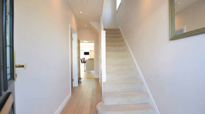 4 Bedroom Detached House To Rent in Chalgrove Crescent, Clayhall, IG5 