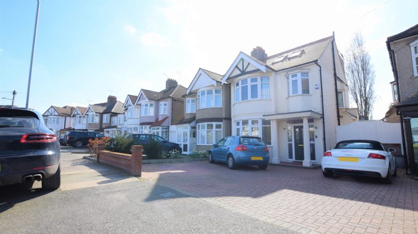 4 Bedroom Detached House To Rent in Chalgrove Crescent, Clayhall, IG5 