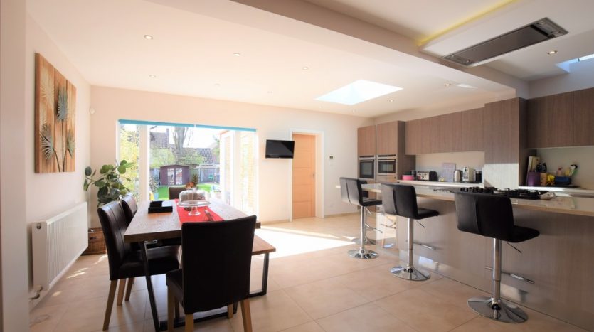 4 Bedroom Detached House To Rent in Chalgrove Crescent, Clayhall, IG5 