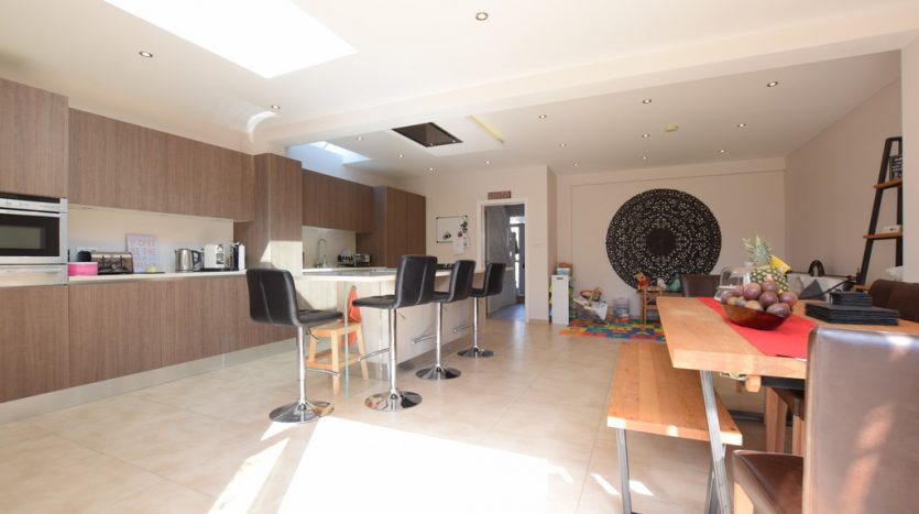 4 Bedroom Detached House To Rent in Chalgrove Crescent, Clayhall, IG5 