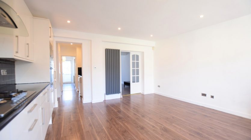 4 Bedroom  To Rent in Craven Gardens, Barkingside, IG6 
