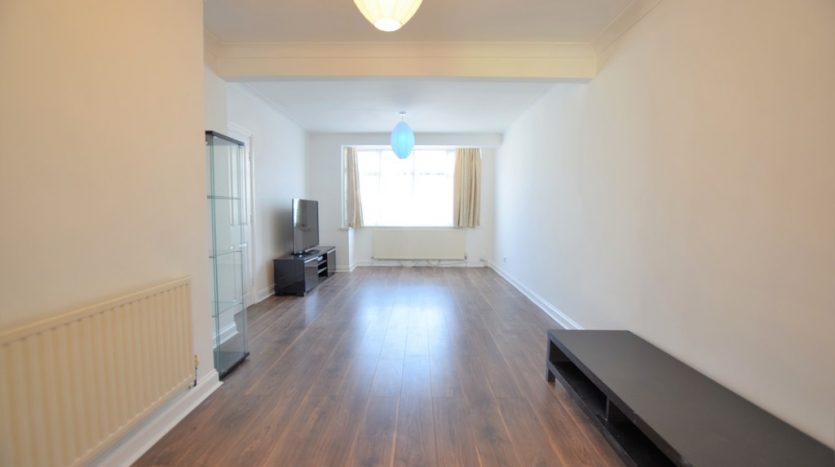 4 Bedroom  To Rent in Craven Gardens, Barkingside, IG6 