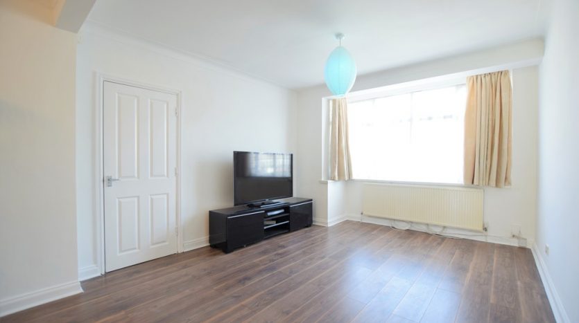4 Bedroom  To Rent in Craven Gardens, Barkingside, IG6 