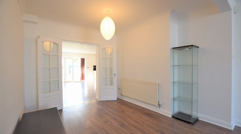 4 Bedroom  To Rent in Craven Gardens, Barkingside, IG6 
