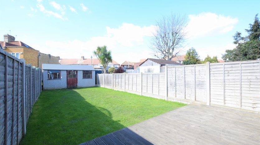 4 Bedroom  To Rent in Craven Gardens, Barkingside, IG6 