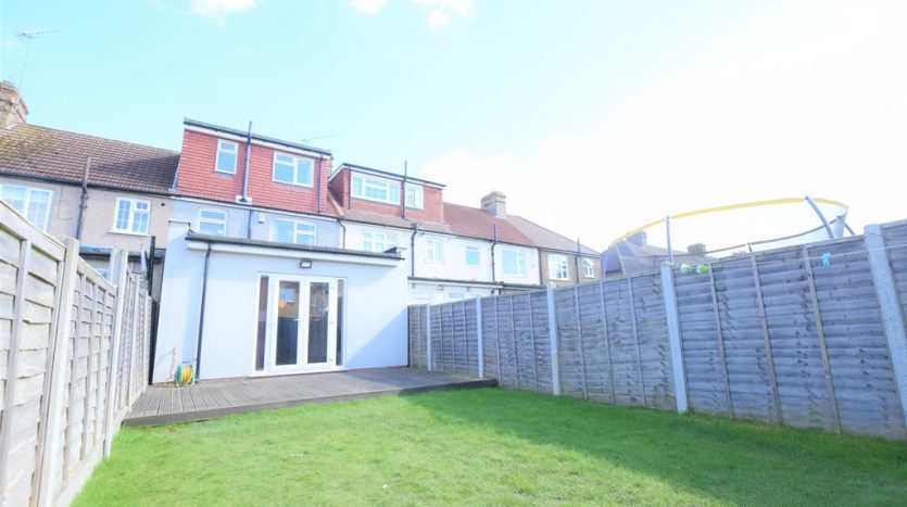 4 Bedroom  To Rent in Craven Gardens, Barkingside, IG6 