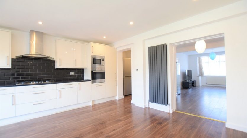 4 Bedroom  To Rent in Craven Gardens, Barkingside, IG6 