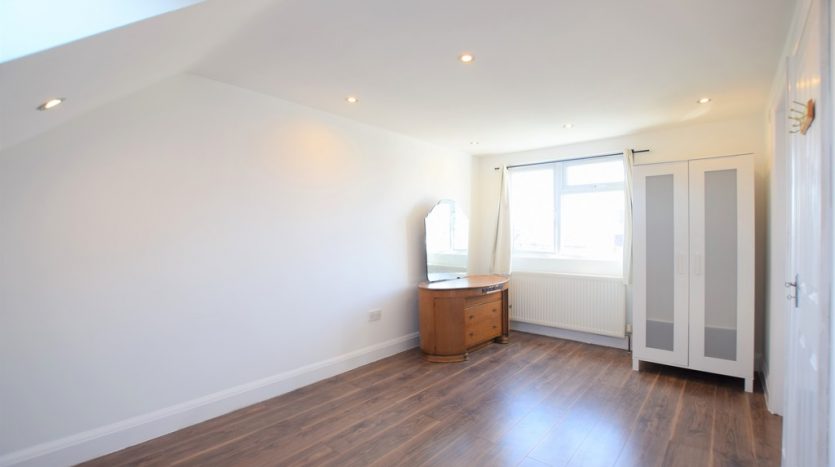 4 Bedroom  To Rent in Craven Gardens, Barkingside, IG6 