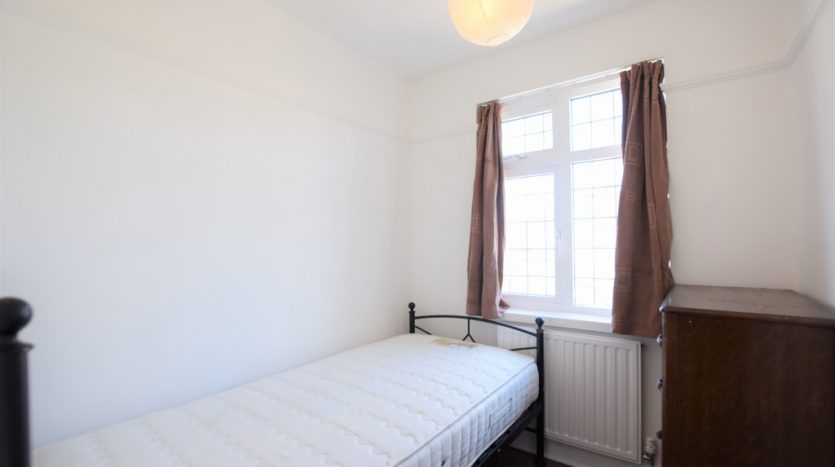 4 Bedroom  To Rent in Craven Gardens, Barkingside, IG6 