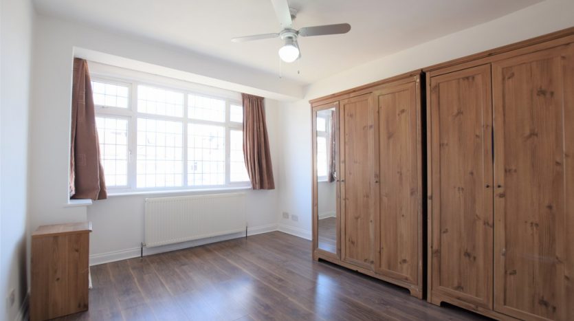 4 Bedroom  To Rent in Craven Gardens, Barkingside, IG6 