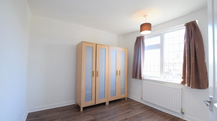 4 Bedroom  To Rent in Craven Gardens, Barkingside, IG6 