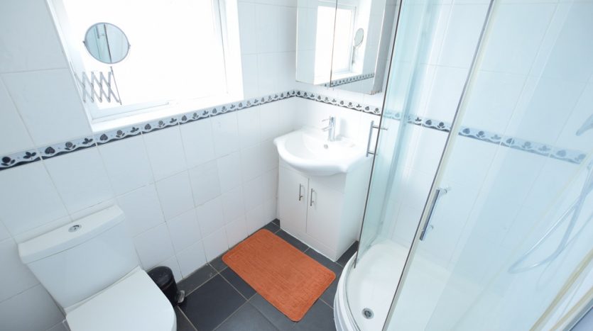 4 Bedroom  To Rent in Craven Gardens, Barkingside, IG6 