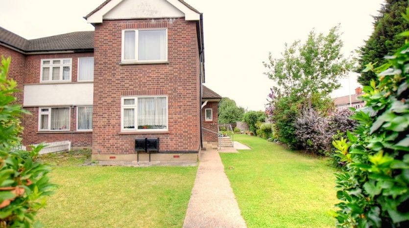 2 Bedroom  To Rent in Milbrook Gardens, Romford, RM6 